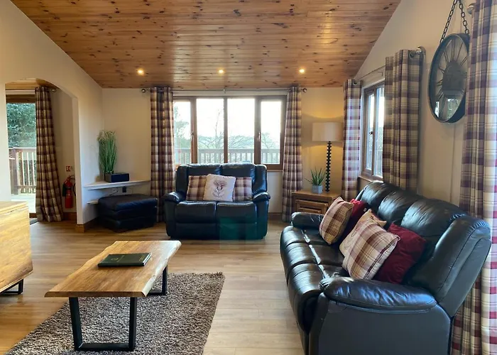 Kingfisher Lodge With Hot Tub