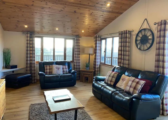 Kingfisher Lodge With Hot Tub